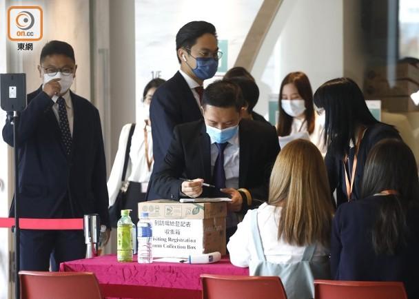 56名区议员今日宣誓，港媒：李文浩表明拒绝宣誓，势必被取消议员资格