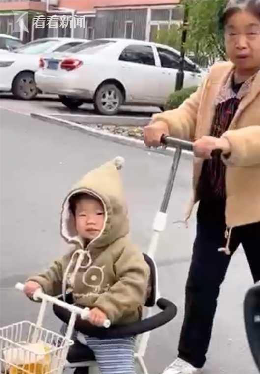 萌娃看见下班的妈妈秒变笑脸 宝妈：疲惫都消失了