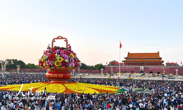 北京：“祝福祖国”主题花坛成热门打卡地