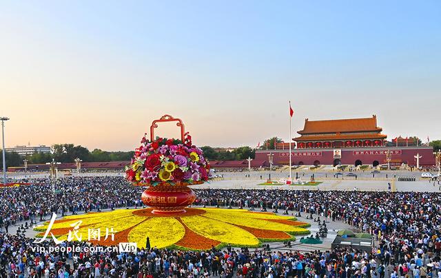 北京：“祝福祖国”主题花坛成热门打卡地