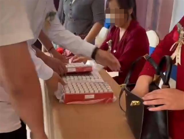 好兄弟结婚男子随礼千元硬币，其妻：他怕新郎像他一样没零花钱
