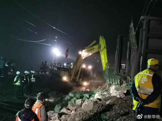 连续降雨致南同蒲铁路中断 抢险紧张进行中