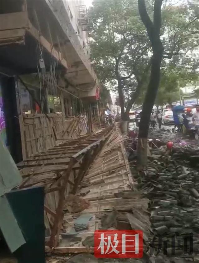 温州一街道多家商铺门头坍塌，店主：此前也发生过类似事故