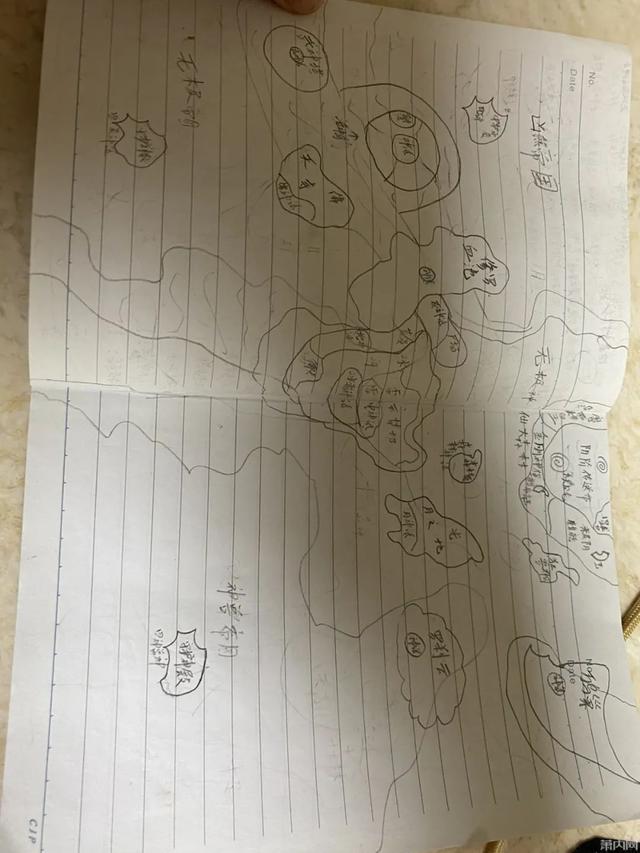 姑娘整理书架，发现弟弟小学时的秘密！网友：是个人才