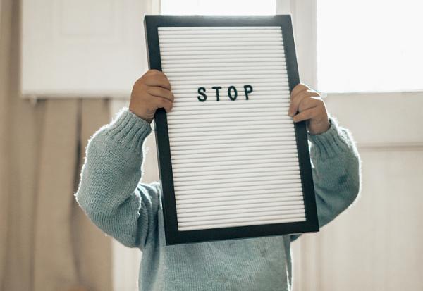 孩子不爱打招呼，尴尬过后你想过是为什么吗