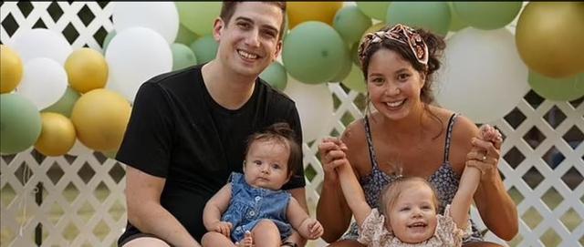 美国母亲正给孩子睡前读《圣经》故事，突然被流弹爆头身亡