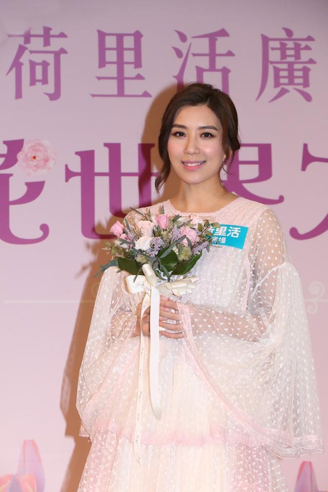 TVB黄智雯出席活动，白色连衣裙Look仙气十足，心灵手巧制作花球