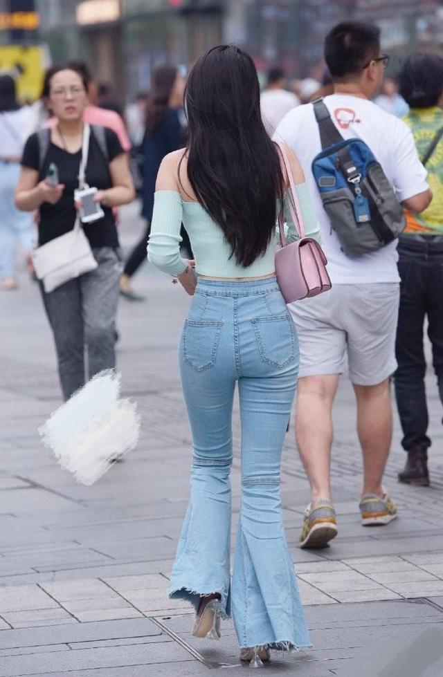 把毛衣分成 三部分 两只袖子都 分家 了 穿好要花不少时间 全网搜