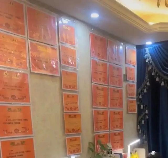 新房装修，孩子学习桌放在哪里最合适？听听“奖状墙”妈妈怎么说