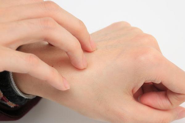 腿上会有红色的小点点类似鸡皮疙瘩