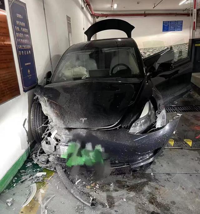 提车不到1个月！福建一特斯拉Model  3地库撞墙：系代驾操作失误