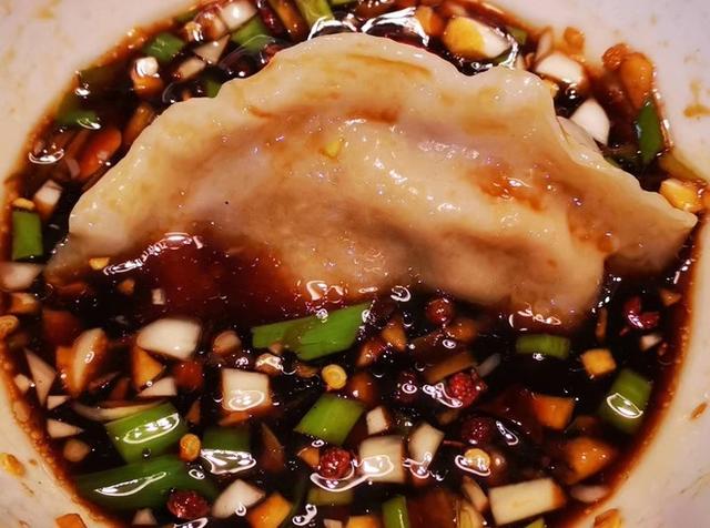 吃饺子时，有人蘸白糖，有人蘸酱油，你见过其他更奇葩的吃法吗？