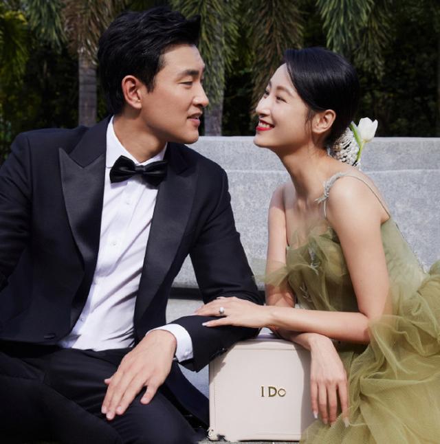 新婚夫妇真甜蜜艾佳妮卡指着黑色庆祝王彦霖的生日甜甜地叫着丈夫狗皮