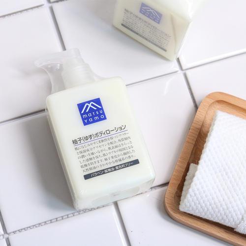 婴儿洗澡后涂身体乳