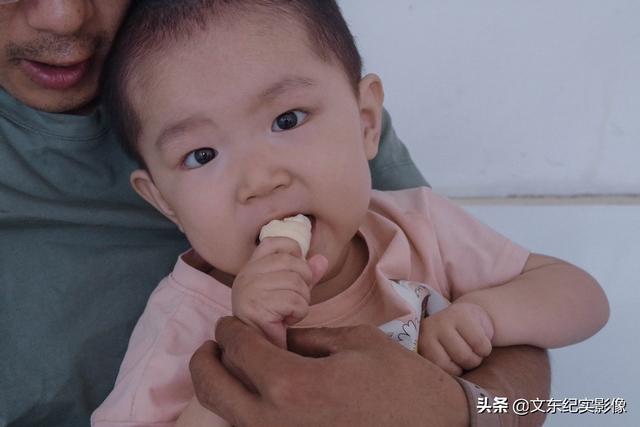 这样的孩子一般活不过2岁，但她却用稚嫩的肩膀顽强抗争着