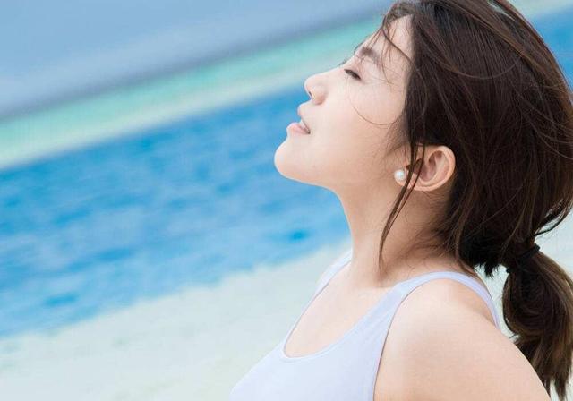 婴儿洗澡后涂身体乳