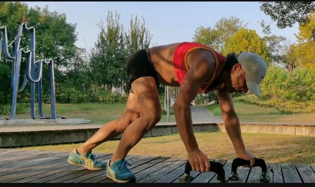 娘胎里带来的本领爬行让双手持俯卧撑支架运动华丽转身的改变神了