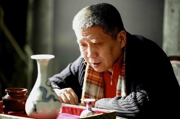岩男郎:王朔马未都喊他大哥，陆毅刘烨都是他捧红，海岩才是京圈大牛人