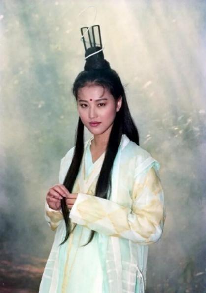 从神仙颜值，到曾志伟感慨"惨不忍睹"，是谁"毁灭"了香港小姐？