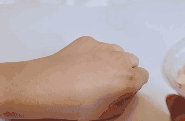 身体乳是挤在手上吗