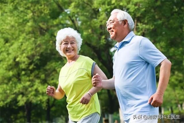 尿酸高，如何让尿酸排出体外？医生总结：3个办法，实用又有效