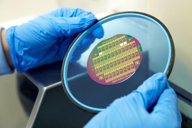 老美顶不住了，封锁即将土崩瓦解，华为中芯国际获出口许可