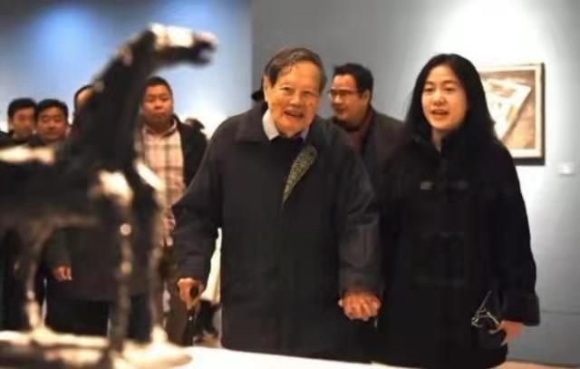 杨振宁百岁华诞，被妻子搀扶出镜，细节透露他很依赖翁帆