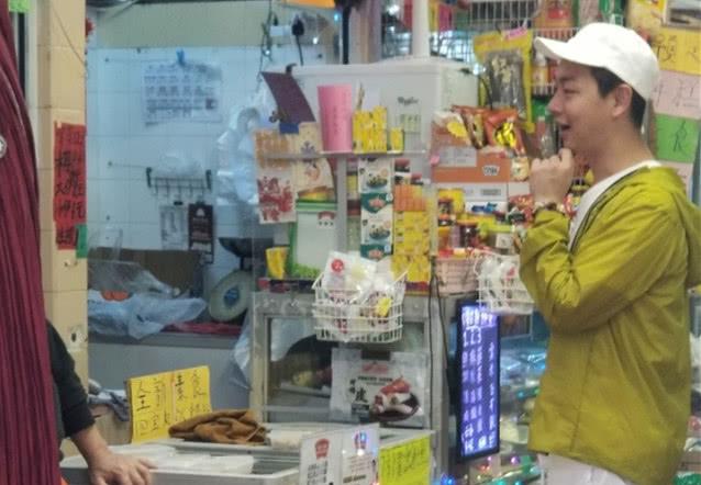 TVB男星去市场买菜不摆架子，老板说他经常来已是熟客会给优惠！