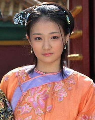 2008年,14岁的徐璐被李少红导演选中,出演了电视剧《红楼梦》中薛宝琴