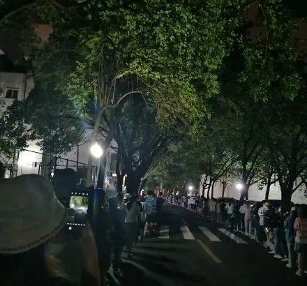 重庆一高校紧急封闭校园！校车全部停运