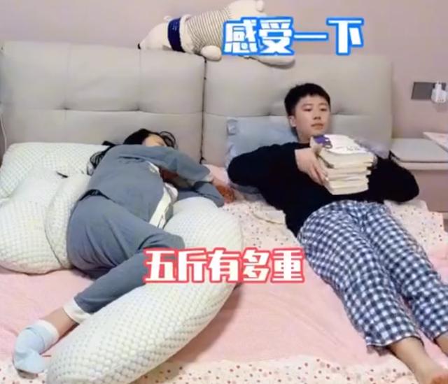湖北一男子好奇孕妻肚中宝宝重量，拿5斤书放肚子上感受：太伟大