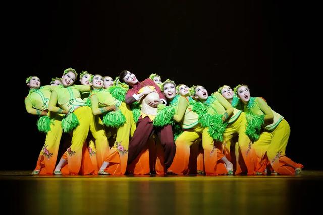 荷花奖东北秧歌舞蹈(东北秧歌舞蹈《姥姥的田》荣获中国舞蹈"荷花奖"