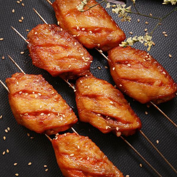 商业街,步行街或超市驻店人员配置:按80平方米计算,需要烧烤工2人