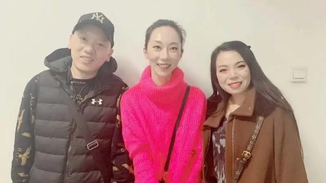 侯耀文大女儿罕露面！41岁素颜气质出众，和郭德纲于谦合照显亲密