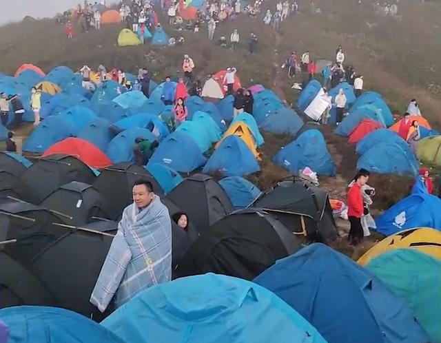 懵！江西一景区游客撑满帐篷，女子半夜上厕所回来找不到自己住所