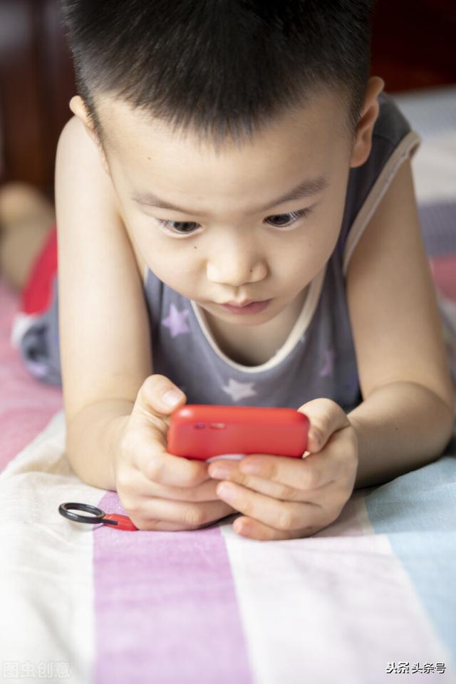 别再让孩子抱个手机看，还是要多陪陪孩子玩耍，教他们动手做事