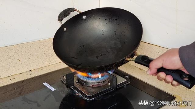 锅烧糊了上面黑的怎么去掉（去除锅底重度的黒垢）