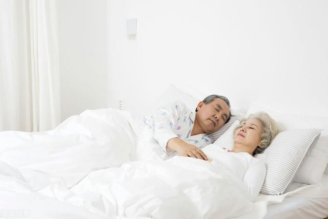 老人洗完头发，为什么总是头疼又容易感冒？