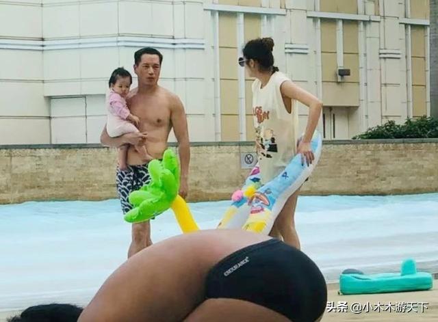 澳门偶遇安以轩一家，夫妻相爱低调，女儿五官精致像妈妈