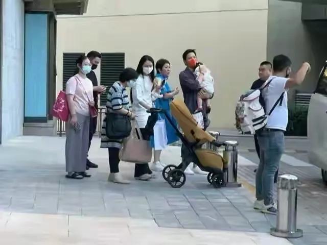 郭碧婷一家坐千万豪车真酷！把自己穿成大妈，抱女儿累得直不起腰