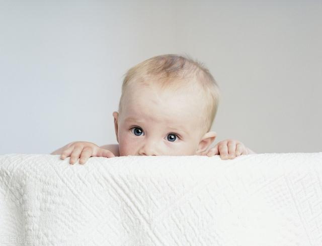 别把孩子的胆子吓小了，2个挽救办法，不做胆小孩子