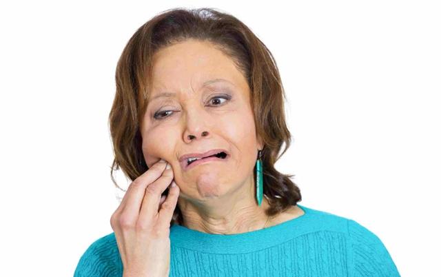 牙痛不是病却折磨人！导致牙痛的“元凶”，大都是这4个重要因素