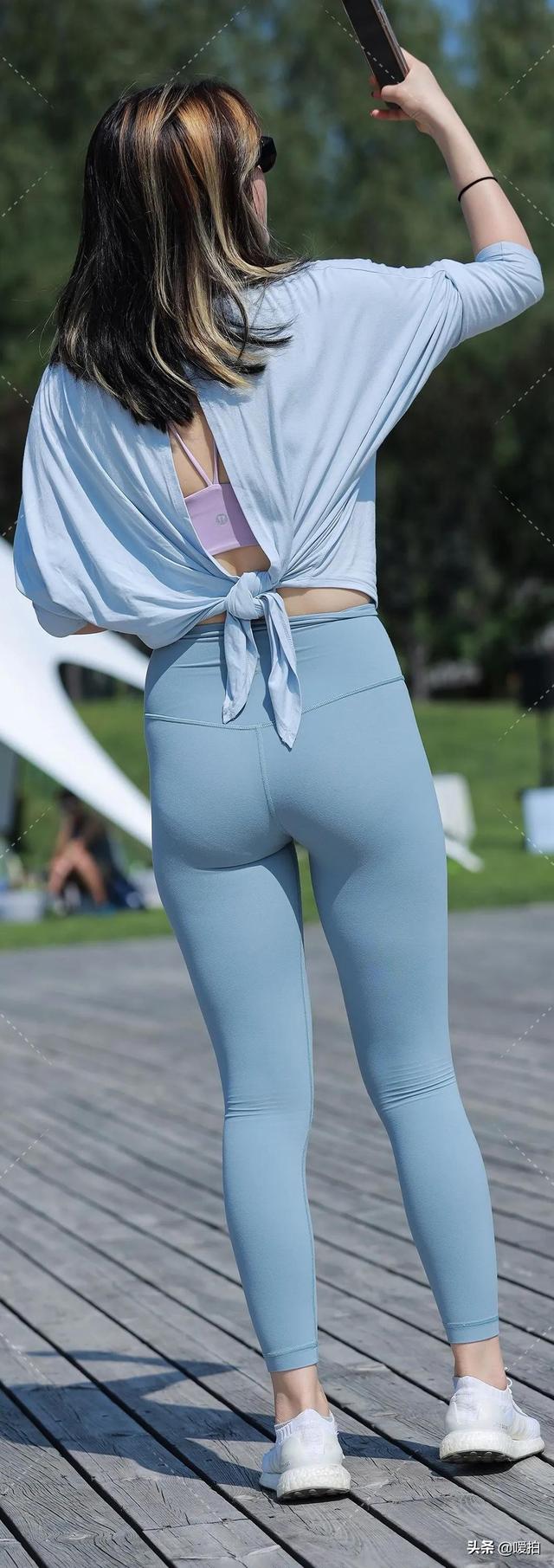 街拍 豐腴時尚的緊身打底褲美女 勾勒出女神的成熟魅力 Kks資訊網