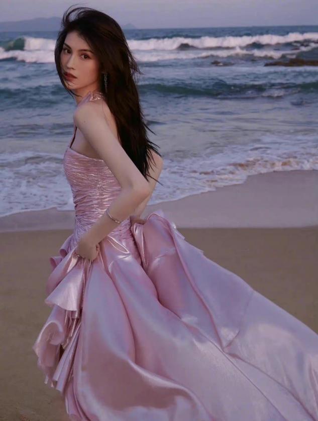 关晓彤同款马丁靴图片（ugg马丁靴关晓彤同款）