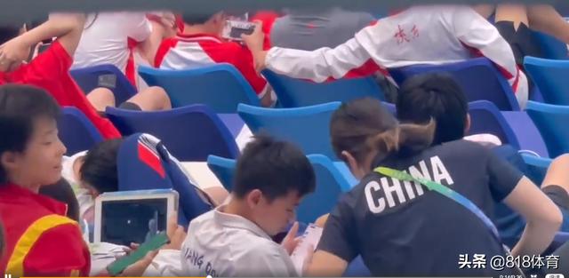 团宠！全红婵和师姐赖诗韵一起看比赛，躺在师姐怀中享受面部护理