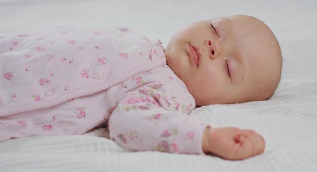 婴幼儿的三种睡姿，会导致头型变丑，父母要及时帮助改正