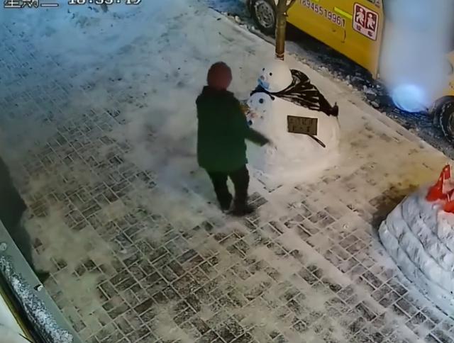 黑龙江一大妈路过幼儿园时，拿走雪人“手臂”，园长看监控很无奈