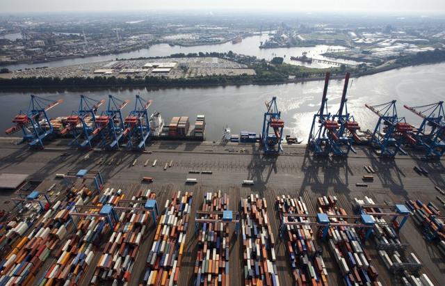 不工作也有钱花！美国印钱把自己搭进去，20万集装箱堵住洛杉矶港