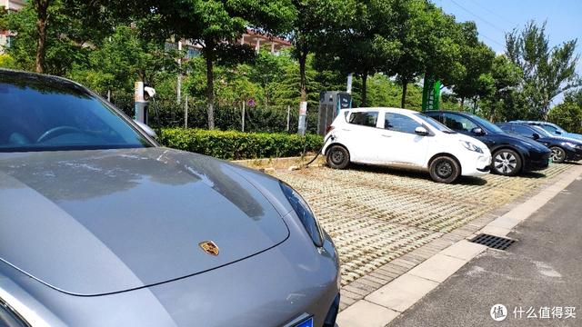 开小奔奔去庐山避暑，38°夏日冻得半路发抖