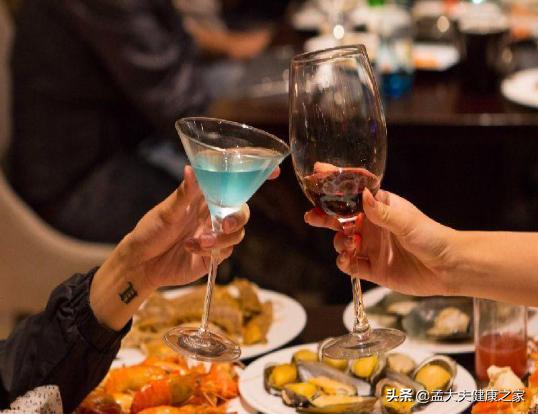 除了吃头孢不能喝酒，还有5种药吃完也不能喝酒，告诉你的酒友